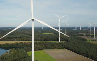 Symbolbild für die Windwende-Videos: Windräder auf Feldern vor blauem Himmel.