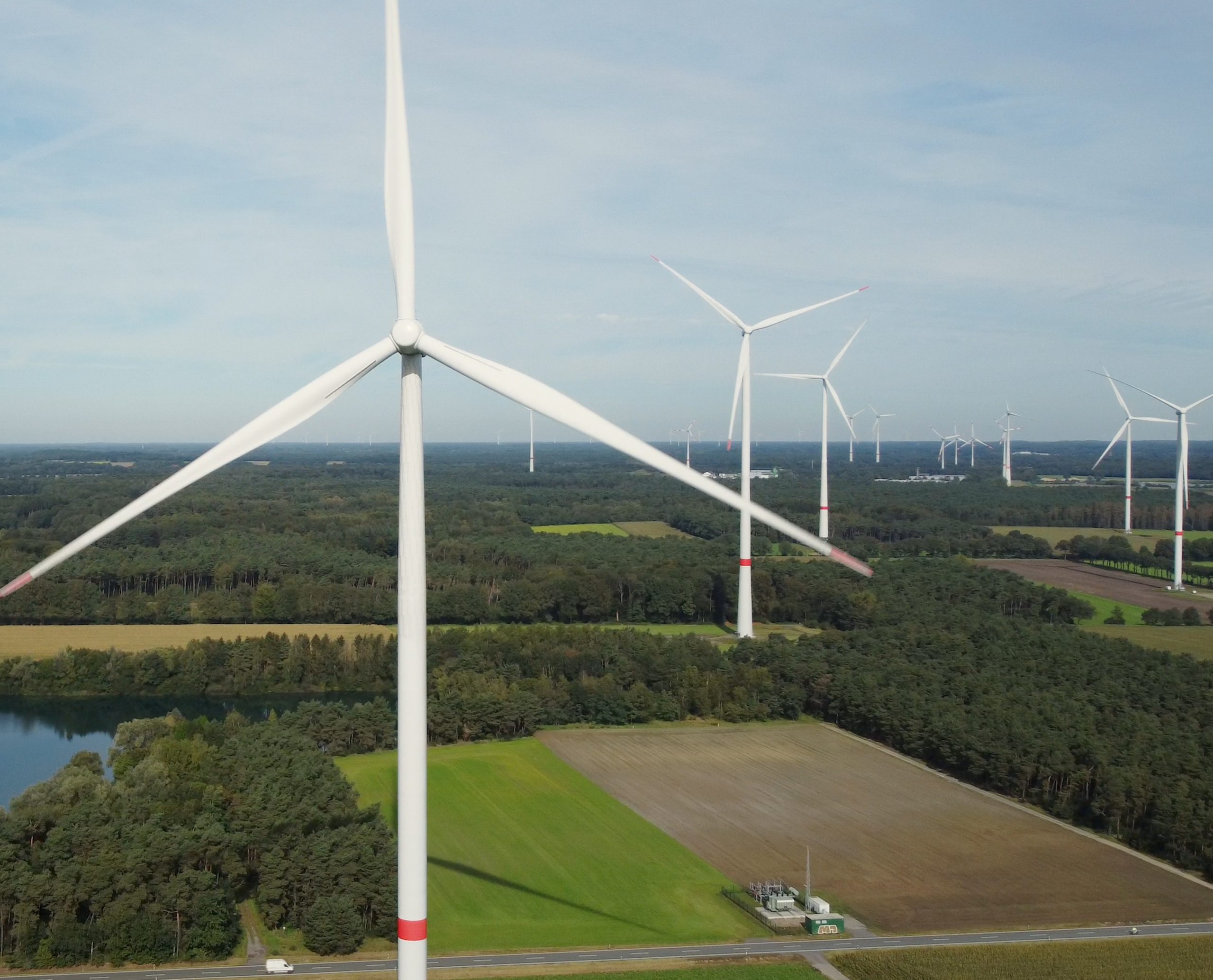Symbolbild für die Windwende-Videos: Windräder auf Feldern vor blauem Himmel.