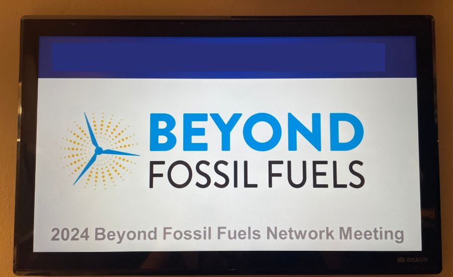 Man sieht ein Foto eines Schilds mit der Aufschrift "Beyond Fossil Fuels"